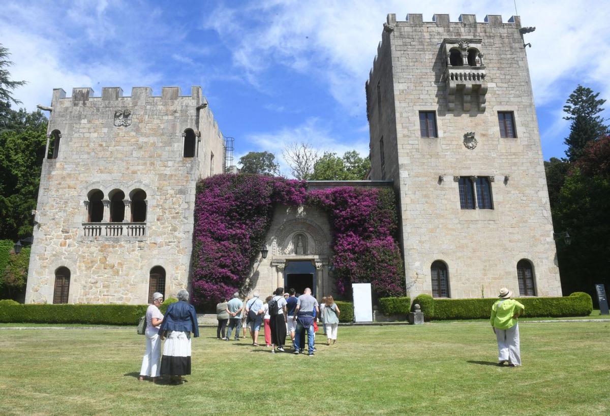 Un grupo de visitantes en los jardines del pazo de Meirás. | Carlos Pardellas