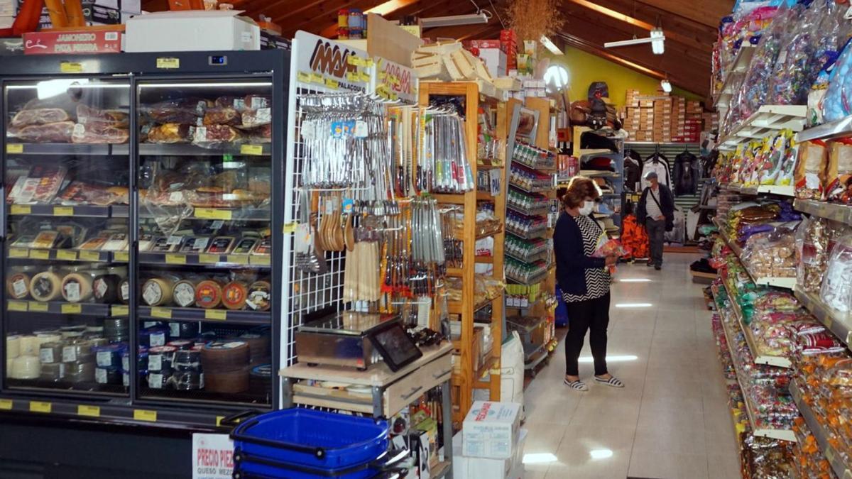 Imagen del hipermercado que se encuentran los cliente en la estación de servicio &quot;La Chuca&quot; en Sejas de Aliste, junto a la N-122