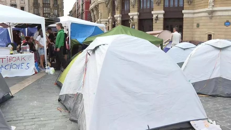 Acampada en Bilbao, en la plaza del Teatro Arriaga, por el derecho a la Vivienda