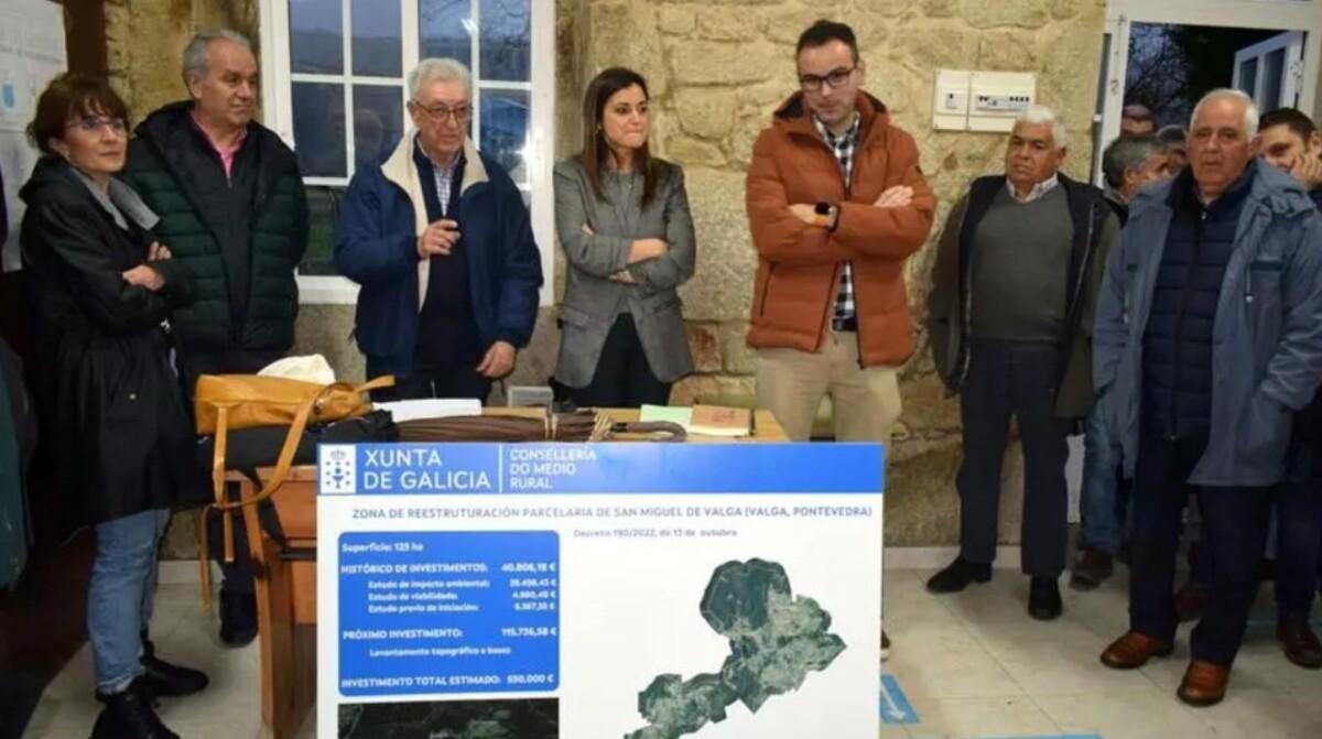 Autoridades y vecinos en la presentación en 2023 del futuro polígono agrofotrestal de Valga