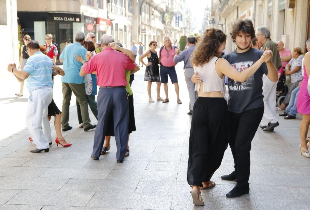 La calle Príncipe acoge el X Encuentro de Tango de Galicia en el que participaron 150 bailarines.