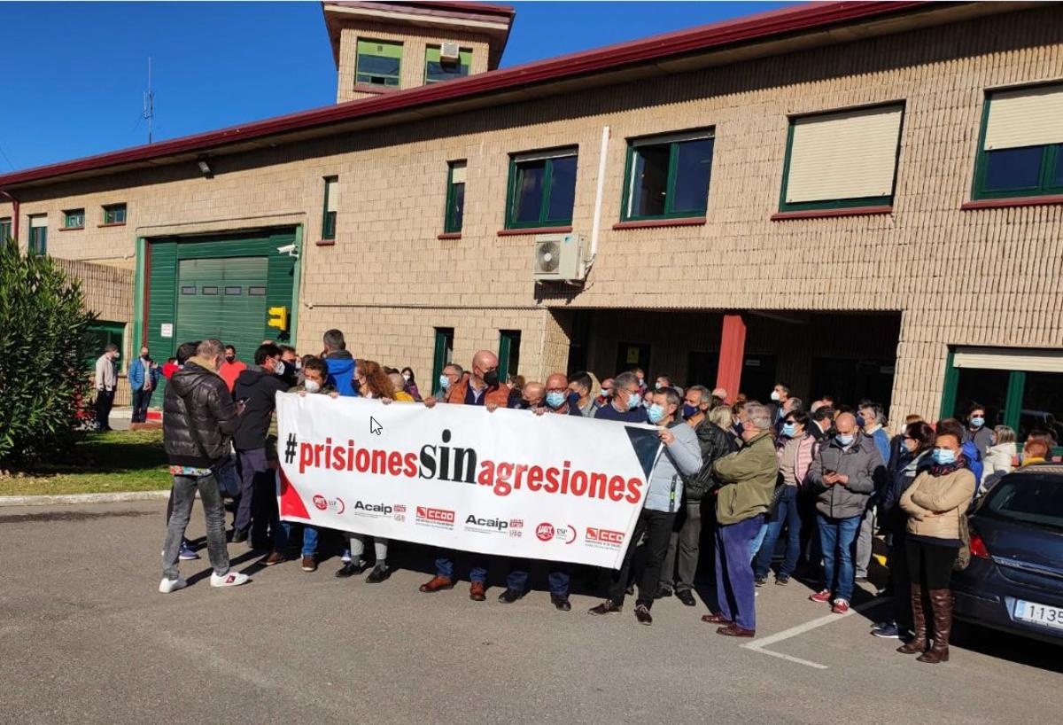 Concentración de protesta de funcionarios de prisiones ante la cárcel de Logroño, donde ha tenido lugar el último ataque grave.