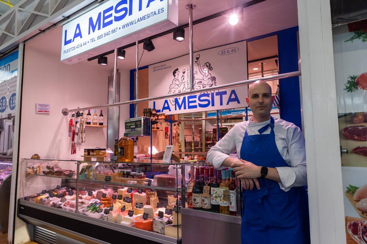 Facundo Almeida en su puesto del mercado de Jesús