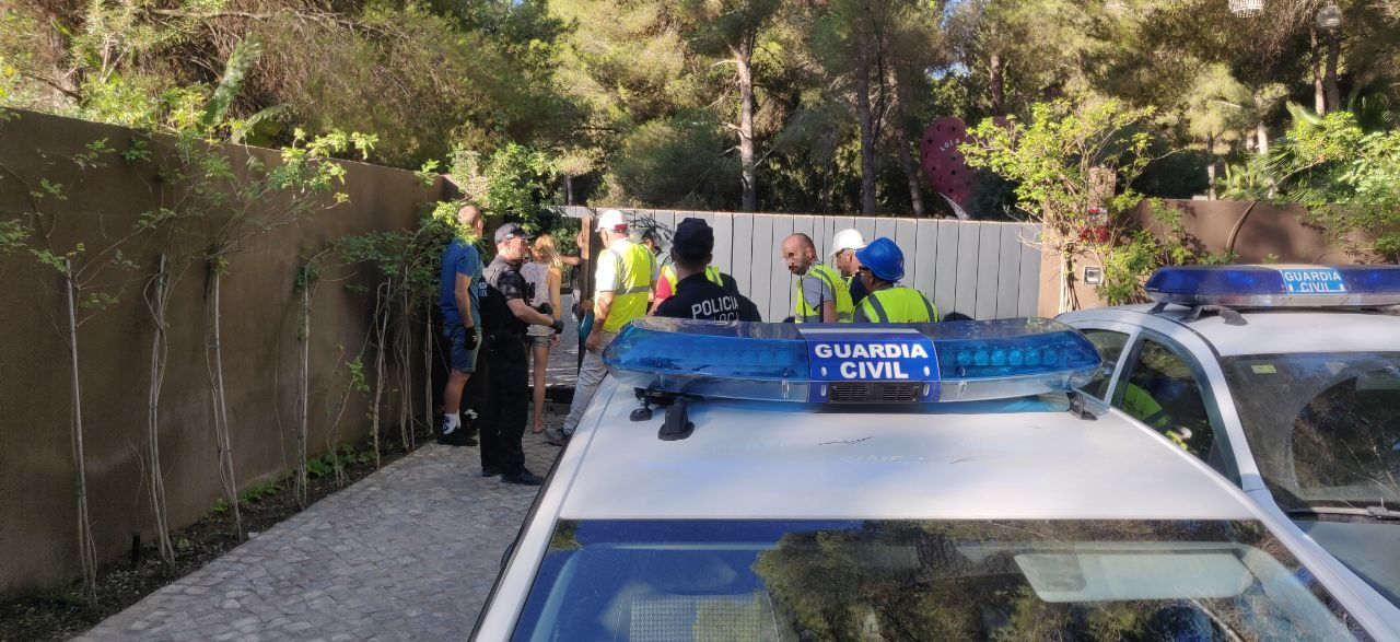 Así se derriba Casa Lola en Ibiza