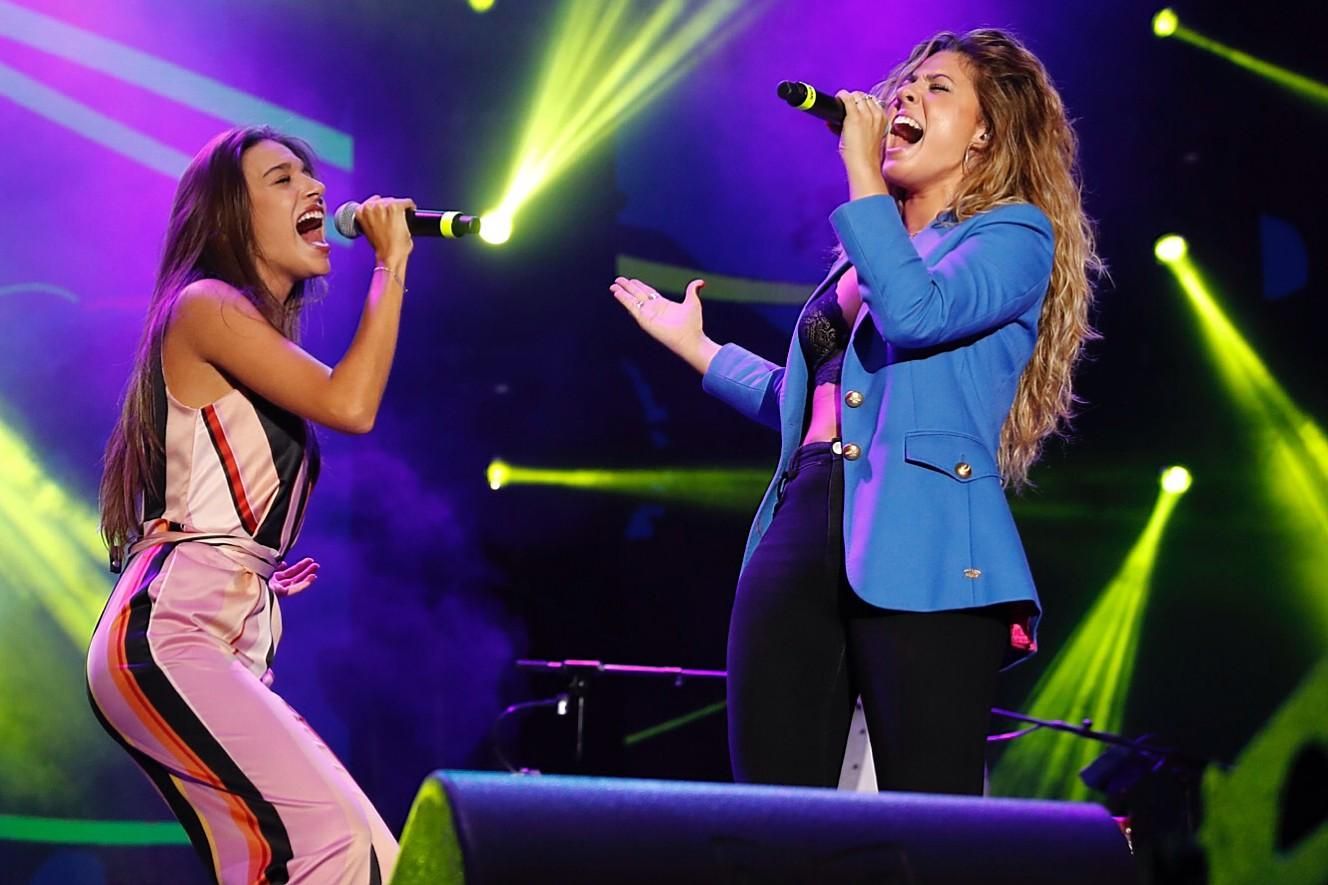 La coruñesa Miriam Rodríguez (d), durante un concierto en Galicia.