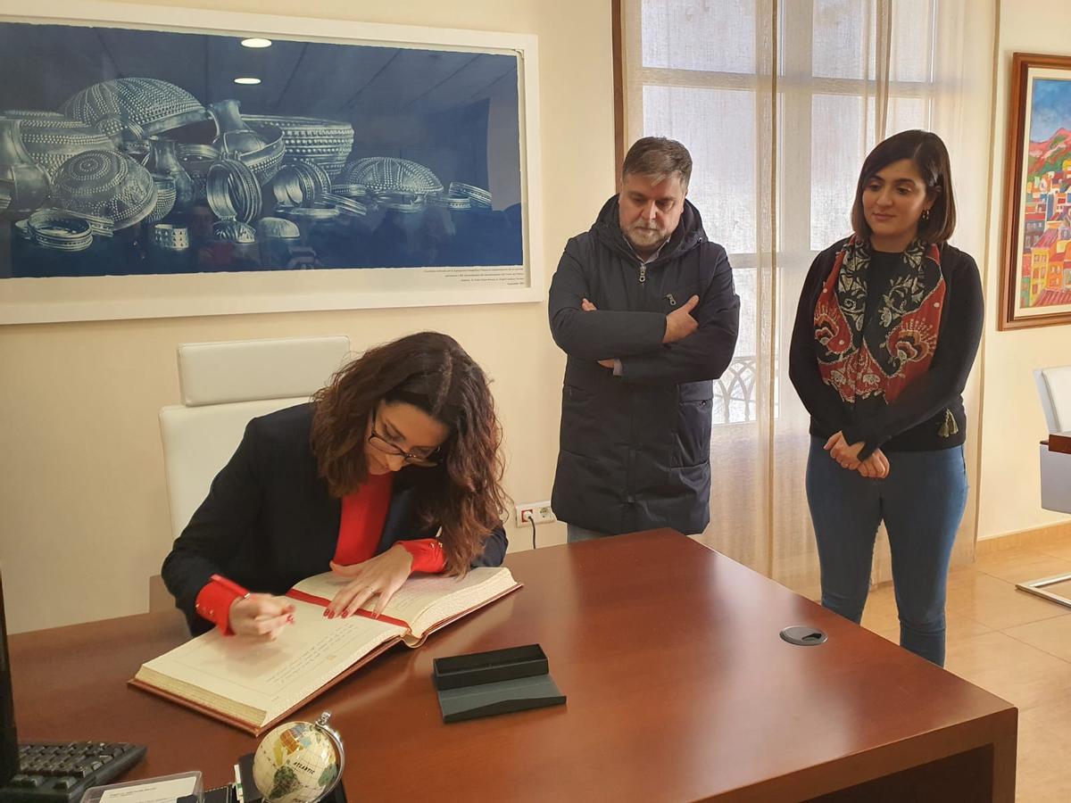 La consellera Aitana Mas firmando en el libro de honor del Ayuntamiento de Villena.