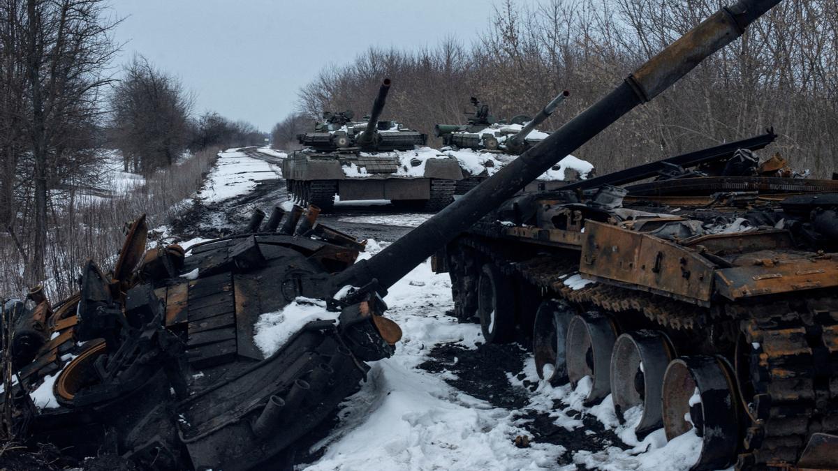 Una imagen de varios tanques destruidos en Ucrania.