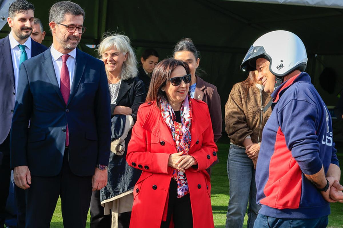 Margarita Robles charla con el pilotpo de pruebas ante Justo Sierra