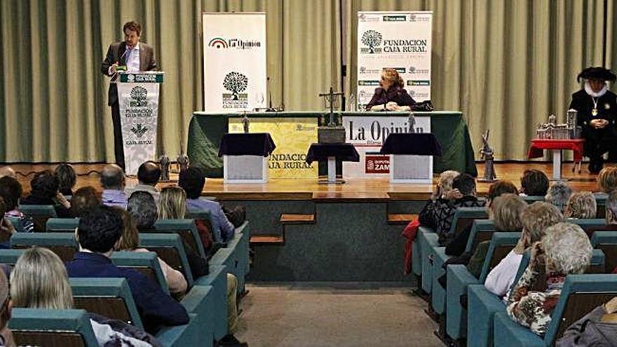 El pregonero Manuel Mostaza, con Carmen Ferreras en la mesa del acto y el Barandales, a la derecha.