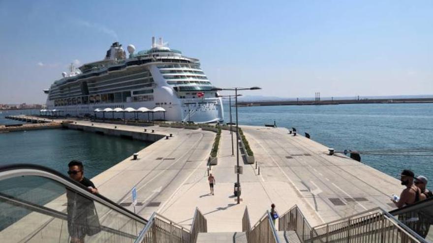 Ein Kreuzfahrtschiff am Anleger von Palma de Mallorca.