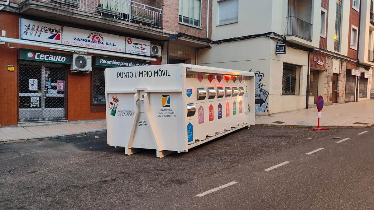 Punto limpio móvil situado en la avenida de Portugal