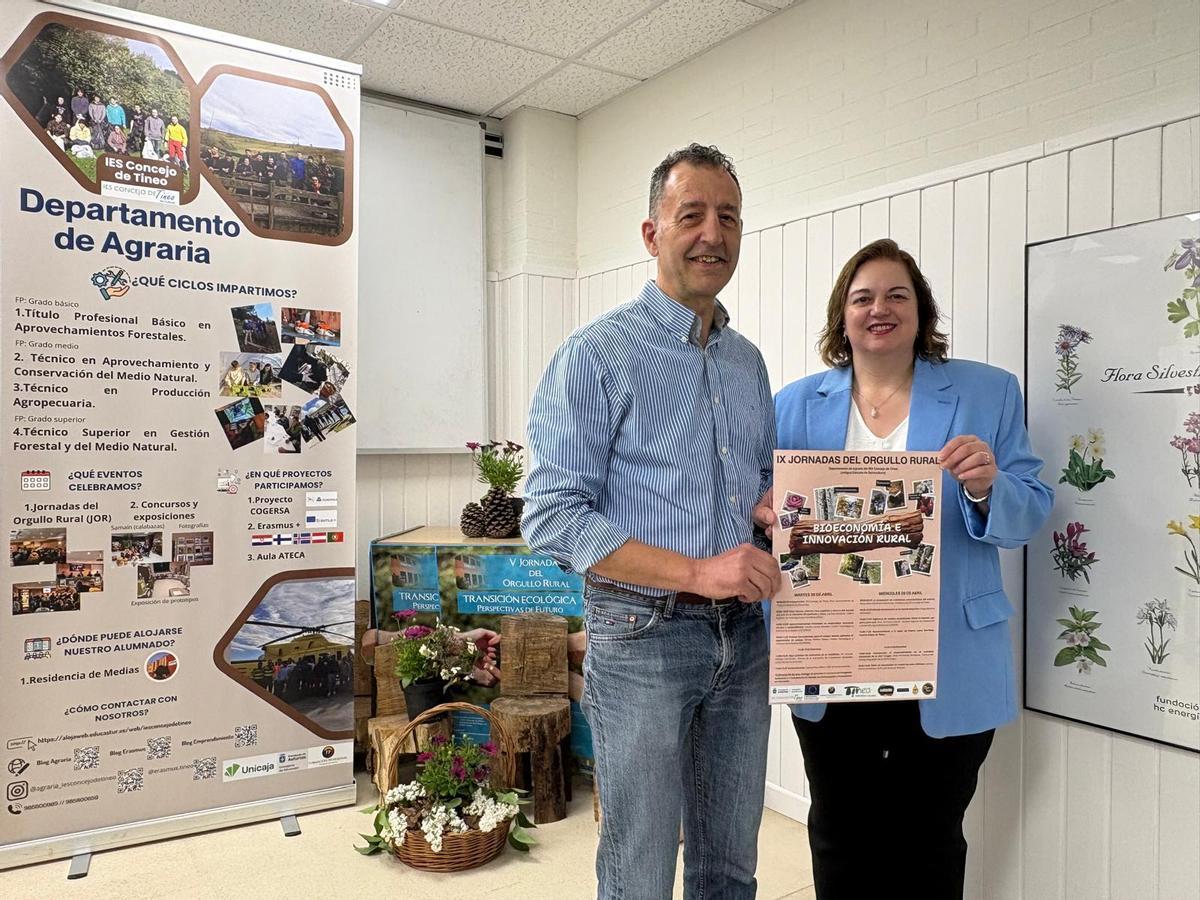 Juan Manuel Castaño y Montse Fernández con el cartel de las jornadas durante su presentación.