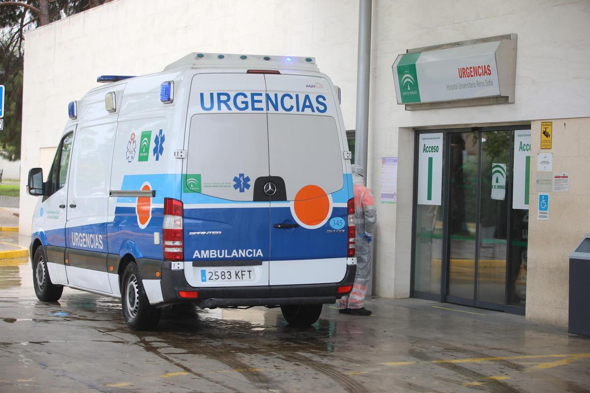 Una ambulancia, en el servicio de Urgencias del Reina Sofía.