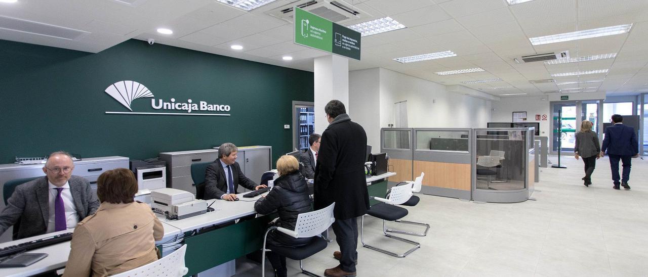 Clientes en una oficina bancaria.