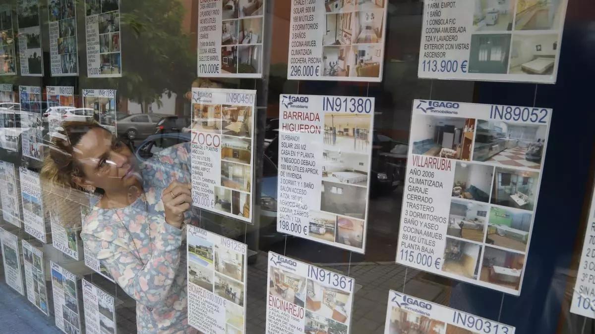 Una trabajadora de una agencia inmobiliaria revisa las ofertas.