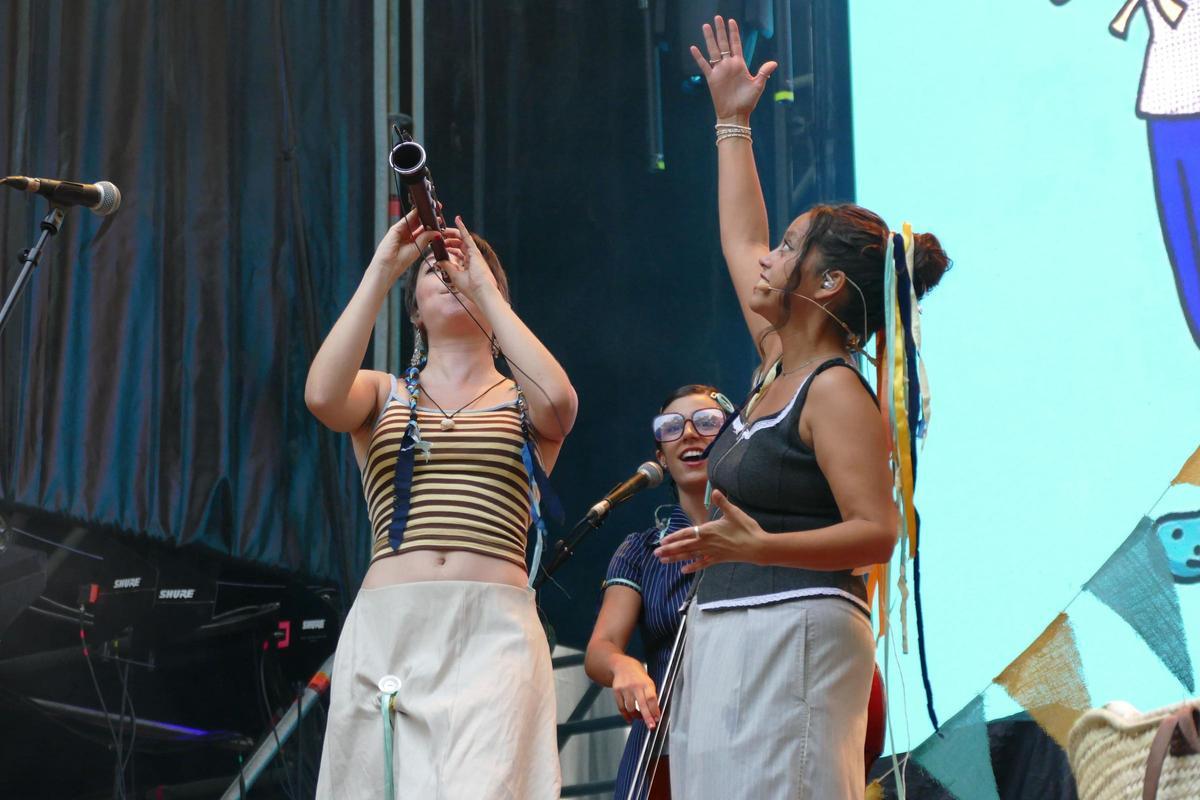 EN IMATGES | L'Acústica celebra la seva segona nit amb un ambient festiu i reivindicatiu
