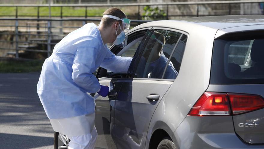 Haciendo pruebas de PCR en Las Mestas (Gijón).