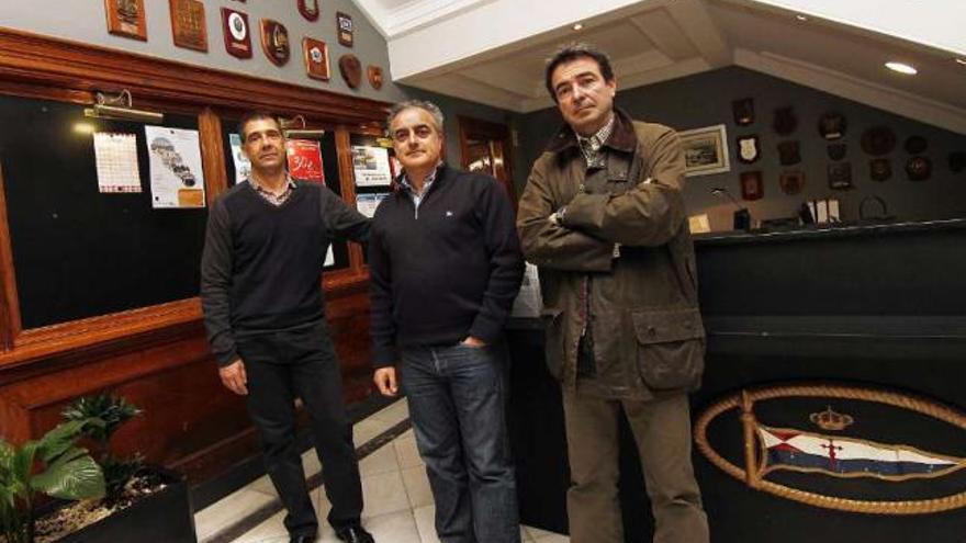 François Viso, comodoro; Julio Rodríguez, vicepresidente; y Pedro Luaces, tesorero, en el club.  // J. Santomé