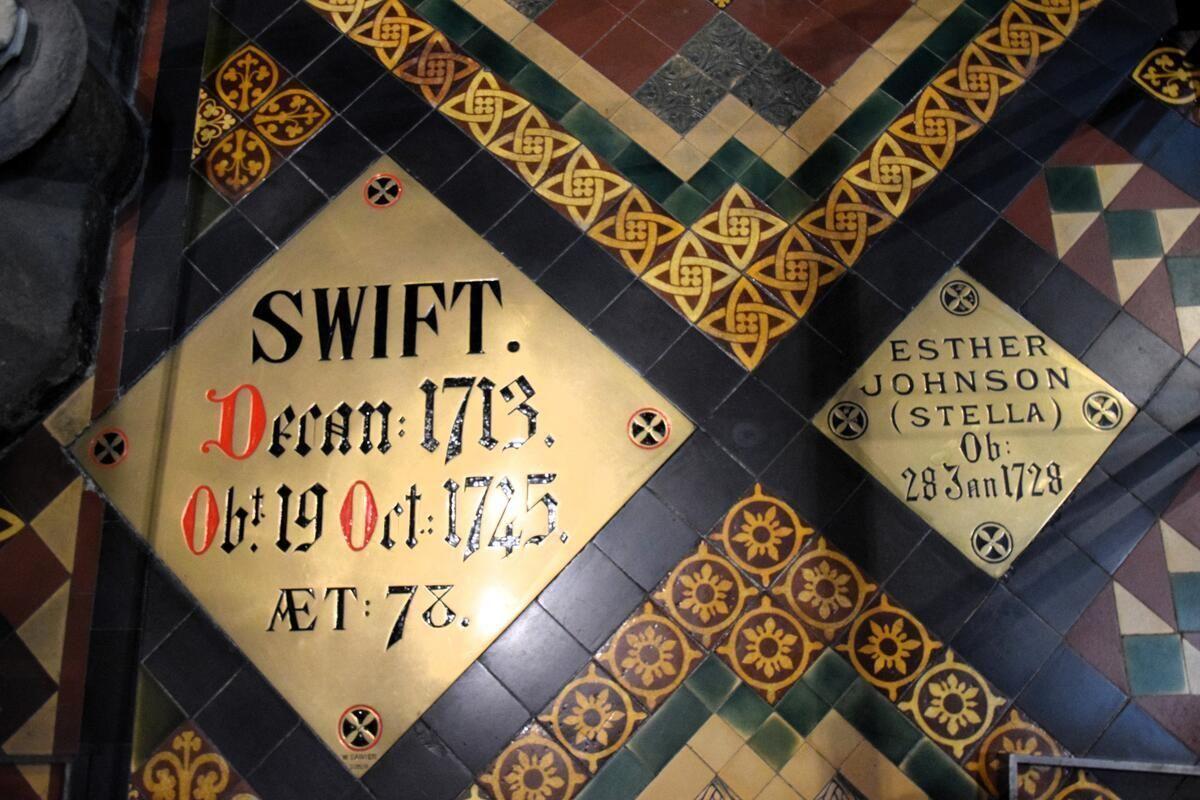 Tumba de Jonathan Swift, junto a la de Stella, en la Catedral de San Patricio de Dublín.