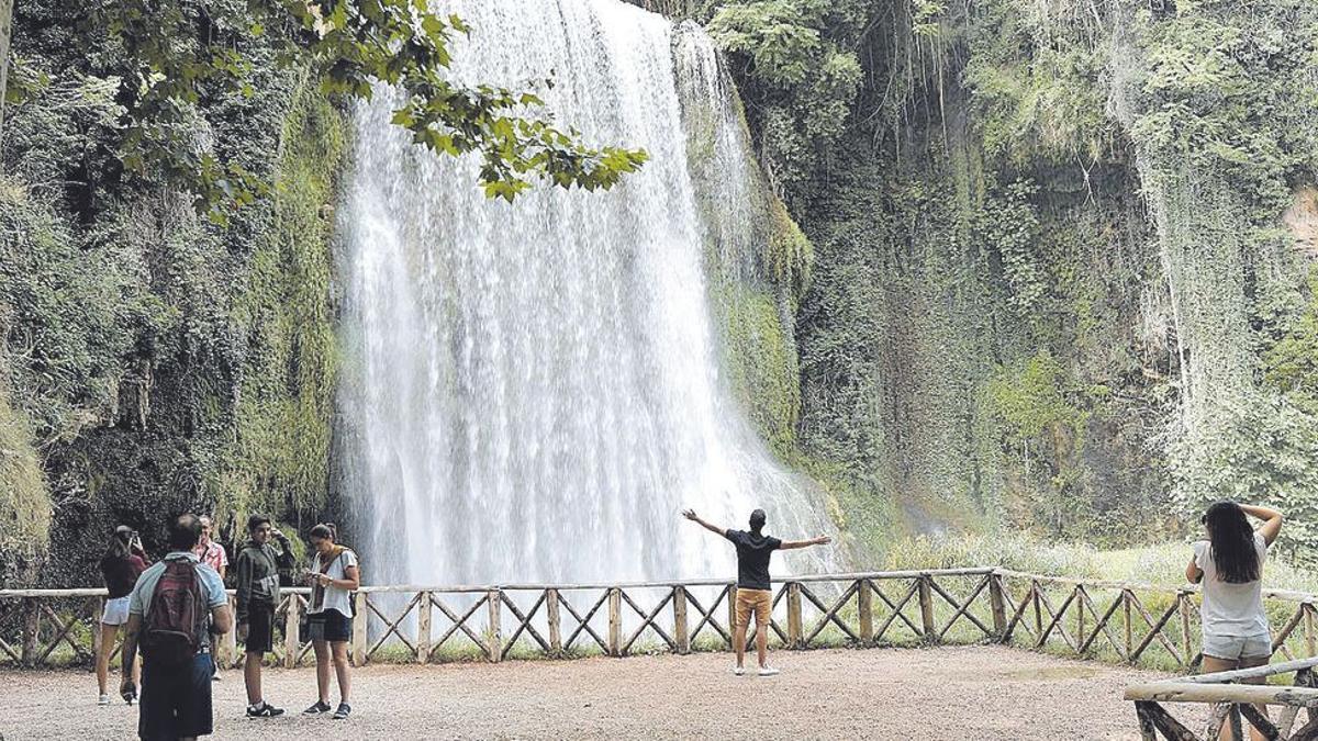 Turistas en una de las cascadas del Monasterio de Piedra.