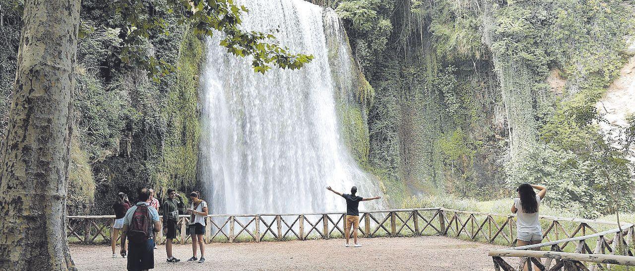 Turistas en una de las cascadas del Monasterio de Piedra.