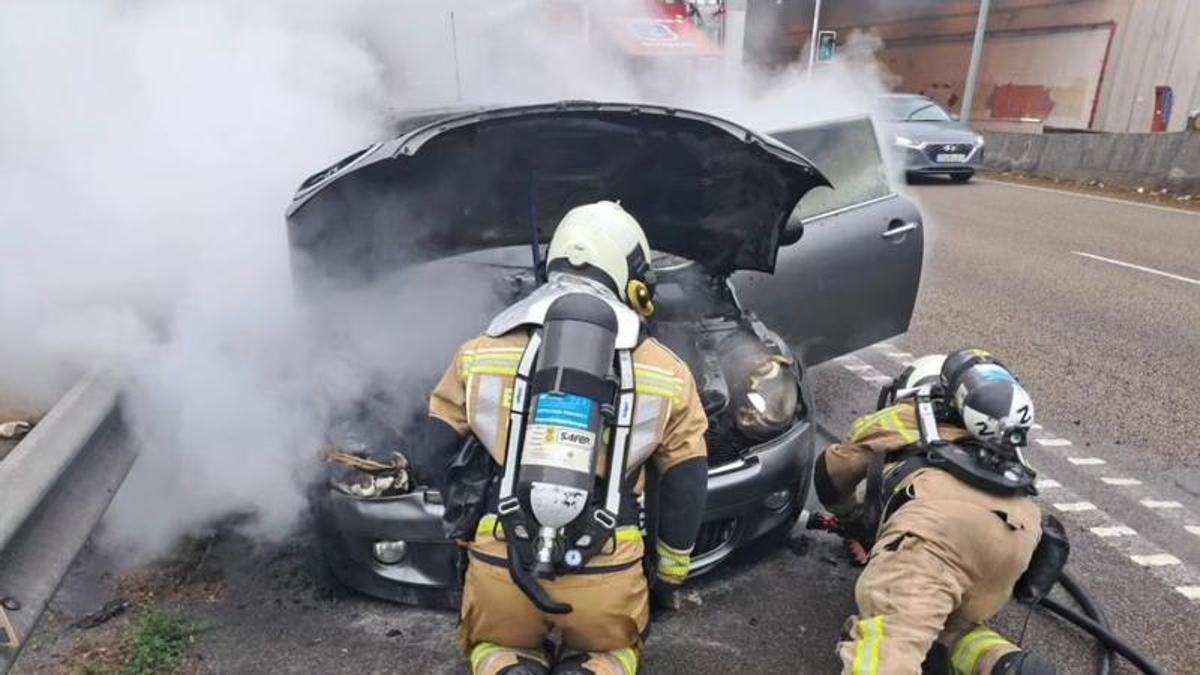 Los bomberos durante la actuación.