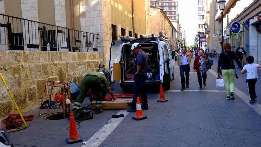 Operarios de Iberdrola trabajando en San Torcuato.