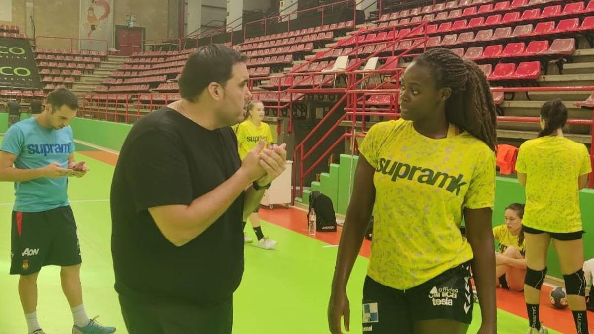 Joaquín Rocamora, técnico del Elche da instrucciones a la jugadora Lysa Tchaptchet