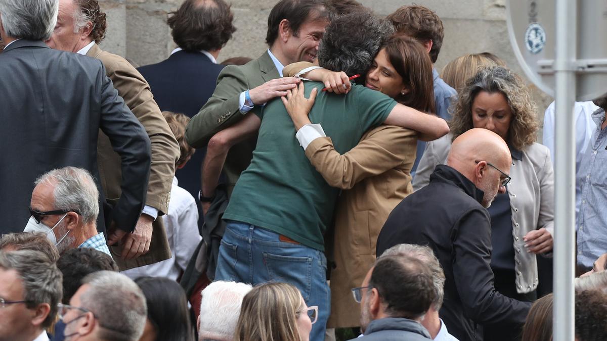 Andrés Villar (c.) recibe el consuelo durante el funeral