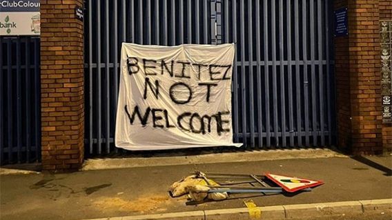 Pancartas en contra de que Rafa Benítez fiche por el Everton