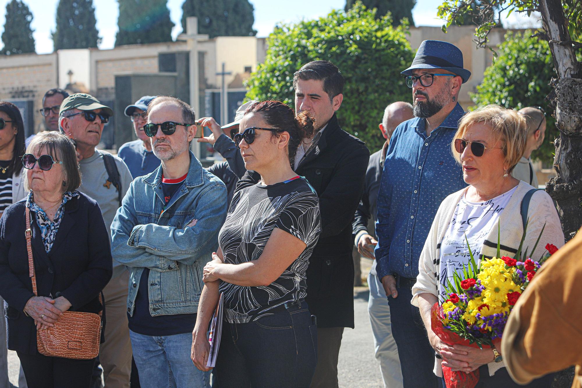 Concentración en el cementerio de Alicante por las personas fueron fusiladas y enterradas por el régimen franquista en fosas comunes