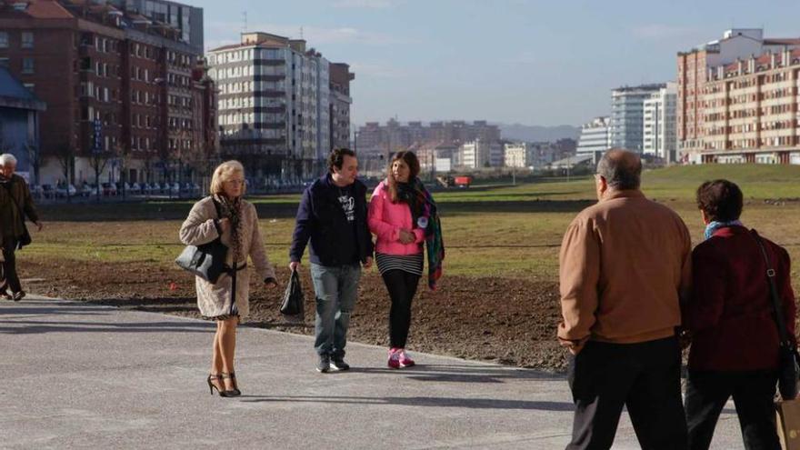 Paseantes por la zona del &quot;solarón&quot;.