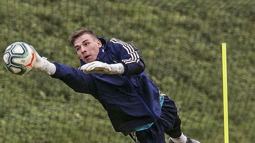 Lunin, en un entrenamiento con el Oviedo en El Requexón.