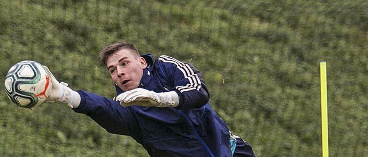 Lunin, en un entrenamiento con el Oviedo en El Requexón. | Irma Collín