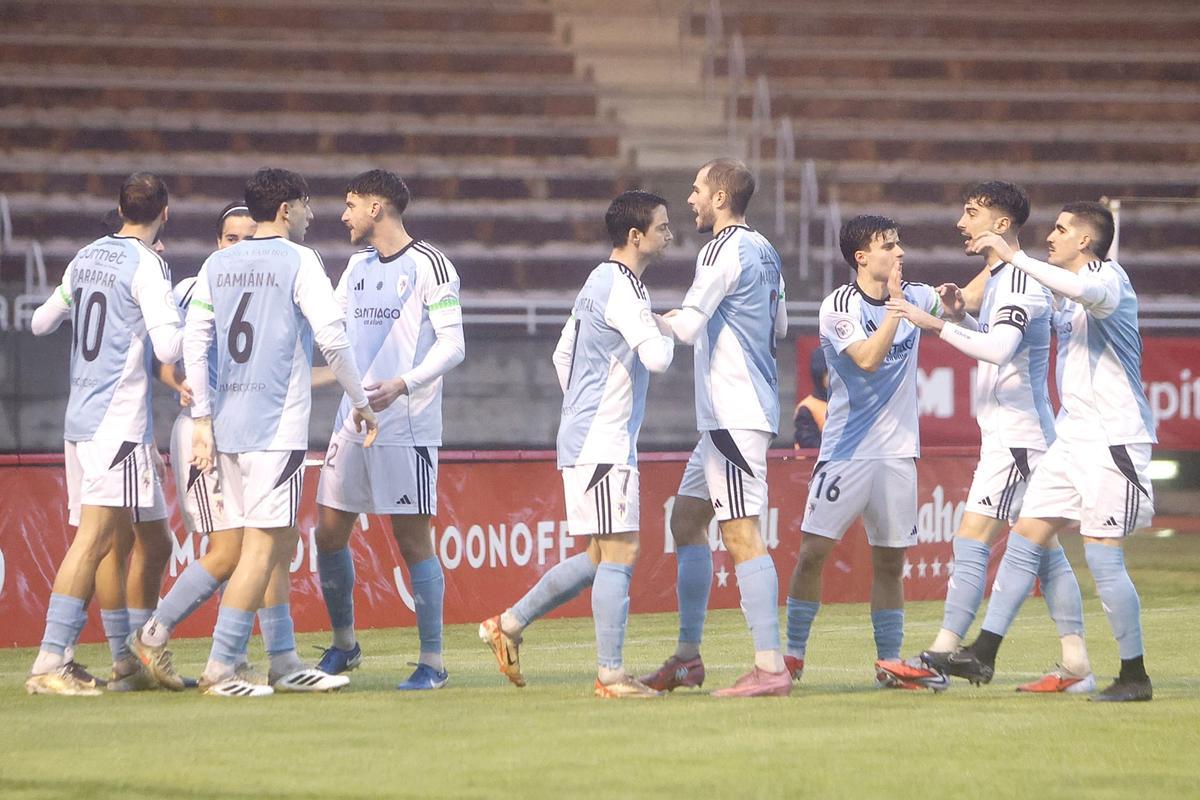 Los jugadores del Compos celebran uno de los goles ante el Boiro