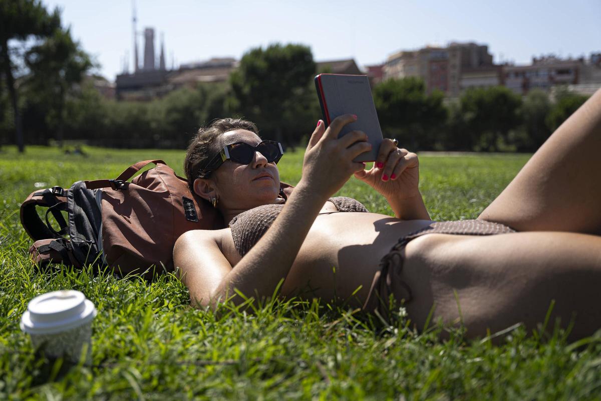 La eclosión del biquini en los parques desafía la normativa en Barcelona