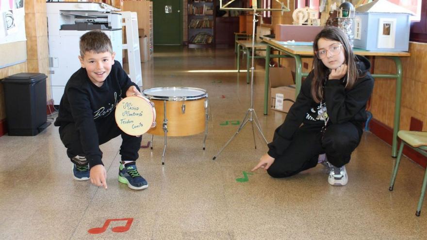 Adriel Fernández y Laura Fernández señalen les notes musicales que fixeron en clas.  | A. VELASCO