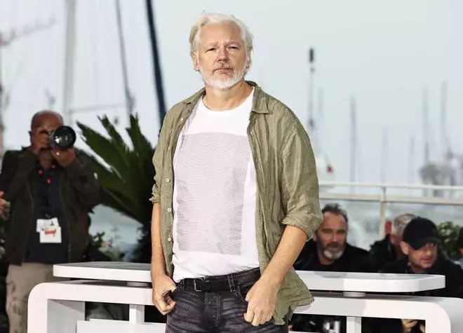 Julian Assange pos車 en Cannes con una camiseta con los nombres de los cinco mil ni?os palestinos asesinados en Gaza