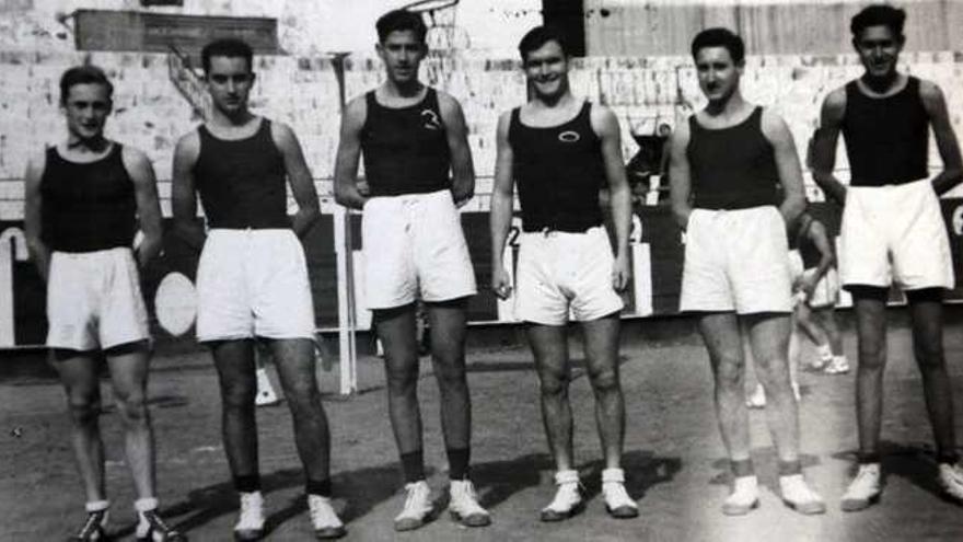 Guillermo Jiménez Smerdou, primero por la izquierda, en uno de los primeros equipos de baloncesto en la plaza de toros de La Malagueta en 1946.