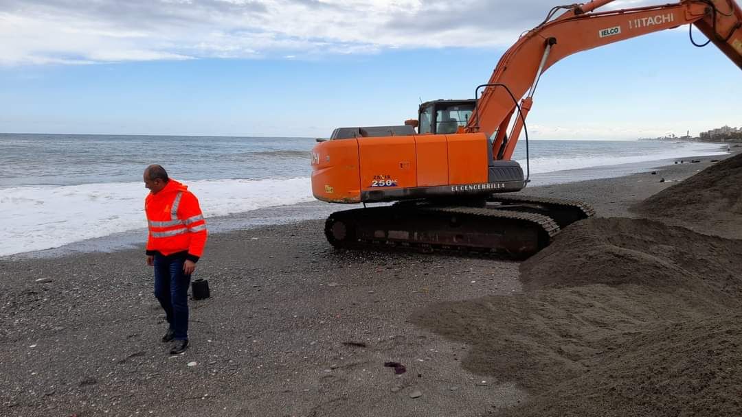 Reparación de las playas en Torre del Mar.