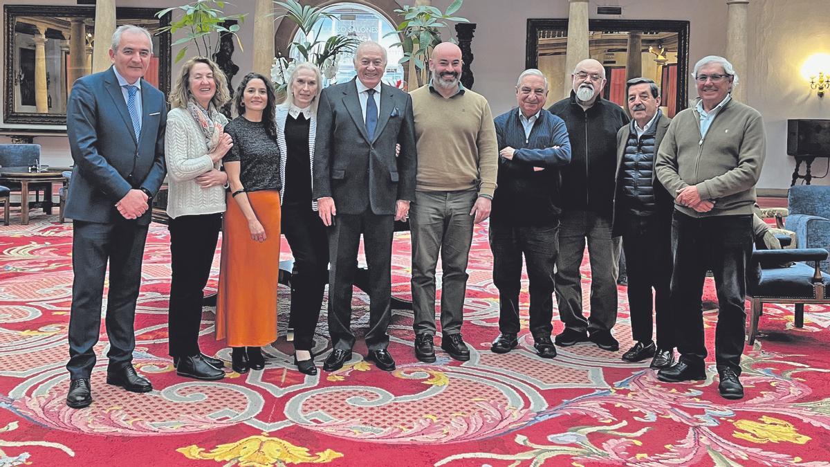Fernando Delgado, Ana Fernández, María Blanca Fernández, Nanci Fierres, Enrique Fierres, Paulo García, Manolo Linares, Toni Silva, Alejandro Criado y Maxi González, en el hotel de la Reconquista.