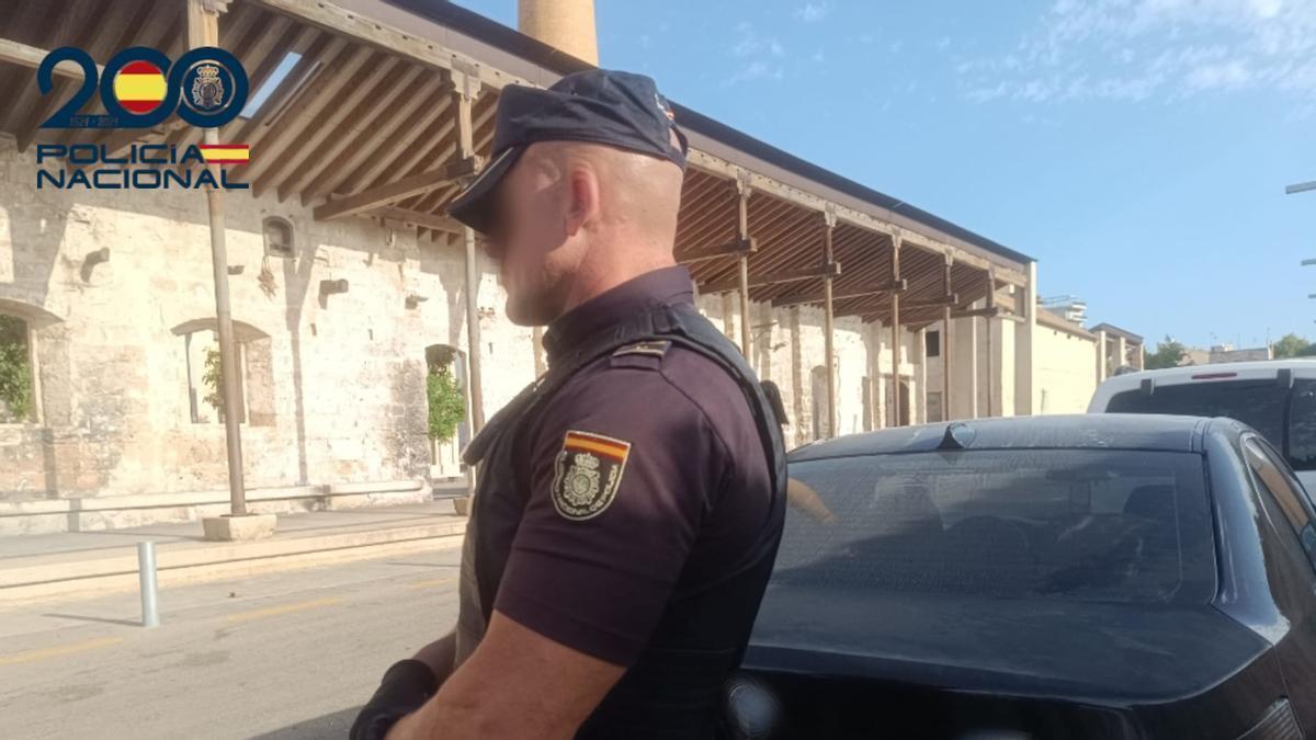 Un agente de la Policía Nacional durante una patrulla en Palma.