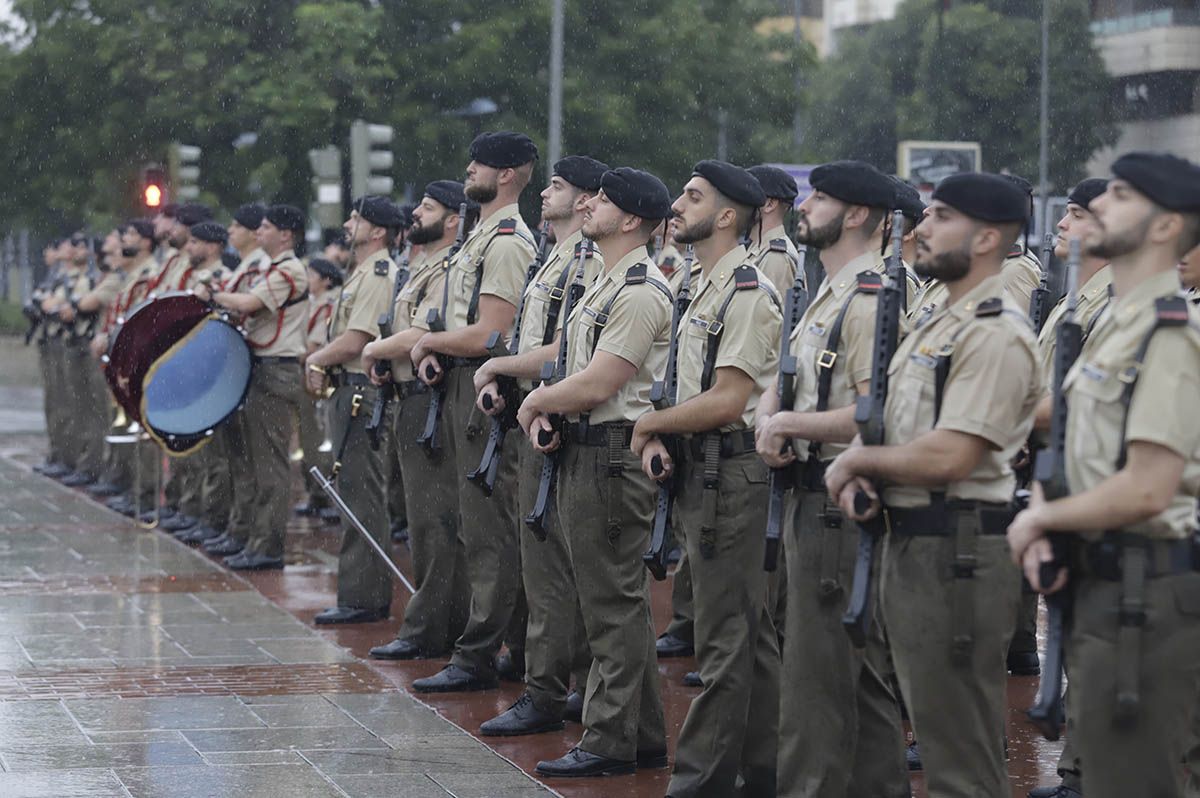 Izado de Bandera en la plaza de España de Córdoba