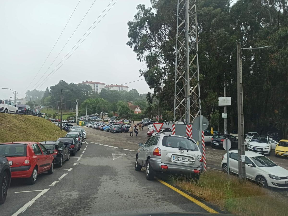 Coches mal aparcados en el entorno del Hospital Meixoeiro. Alrededores. Vehículos. Aparcamiento. Leira parking