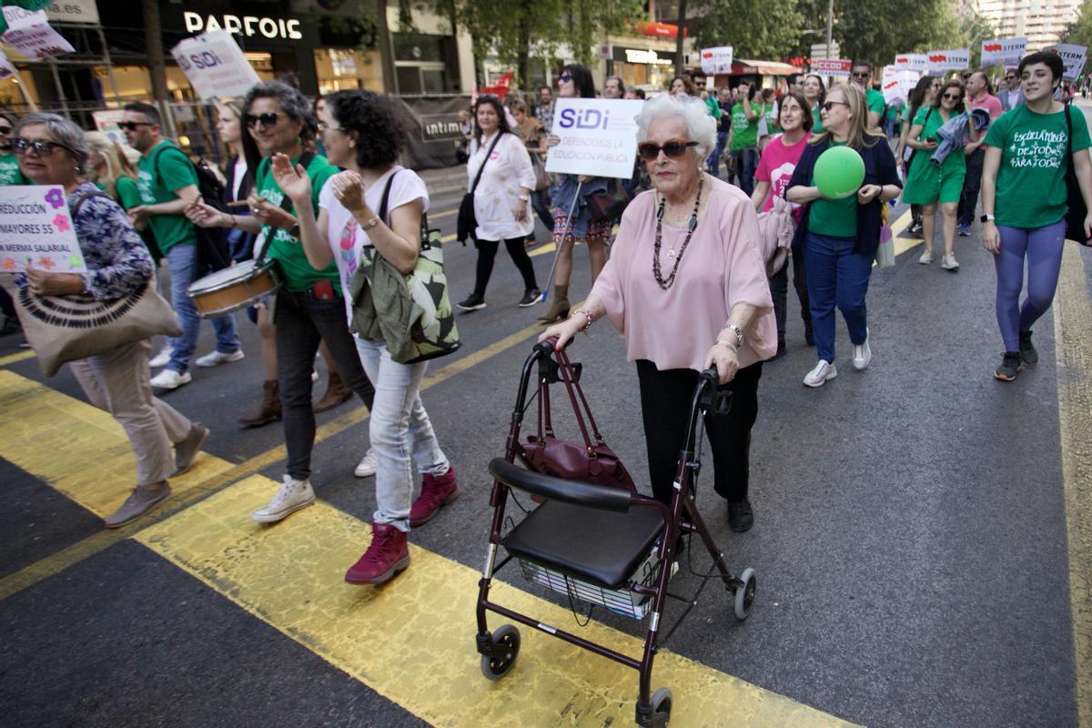 Ana, la abuela de las vías, no se ha querido perder la protesta.