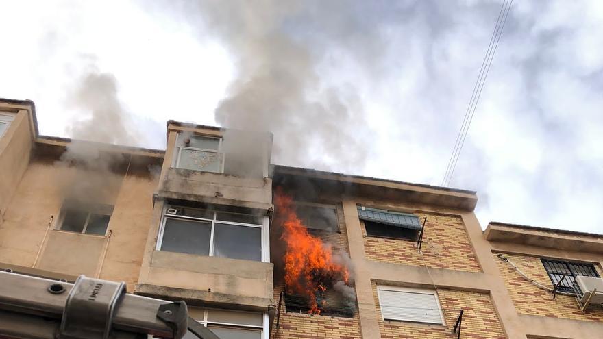 Tres personas intoxicadas por un incendio en la calle Ópalo de Alicante