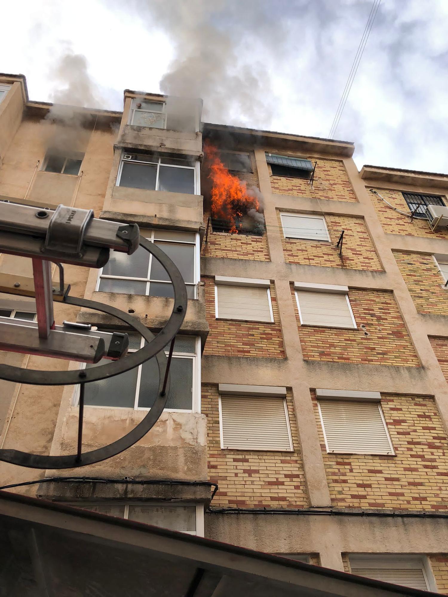 Incendio en una vivienda de la calle Ópalo en Alicante