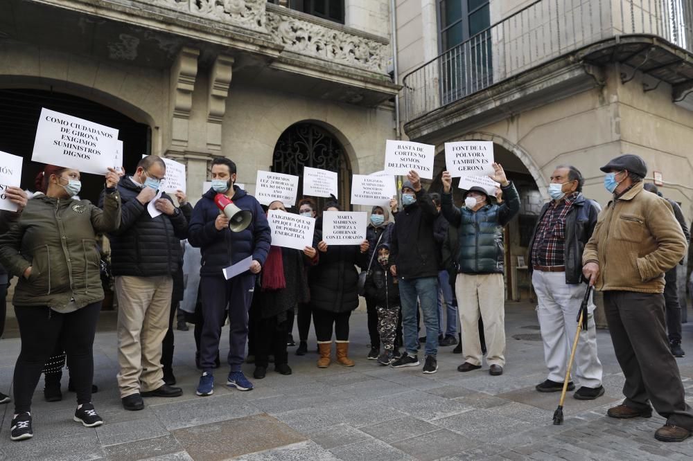 Protesta dels veïns del barri de Font de la Pólvora de Girona pels talls de llum