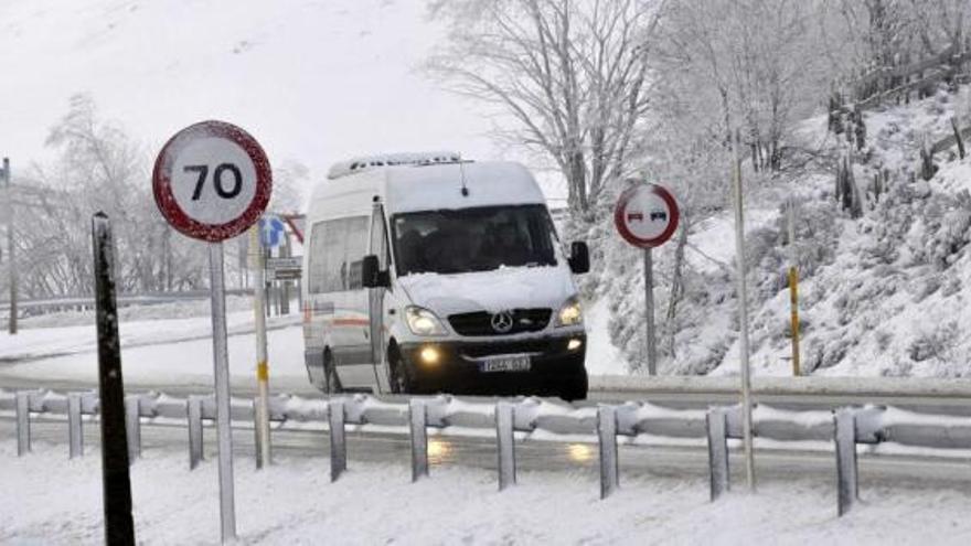 El temporal &quot;Yannik&quot; deja 140 kilómetros de carreteras con cadenas