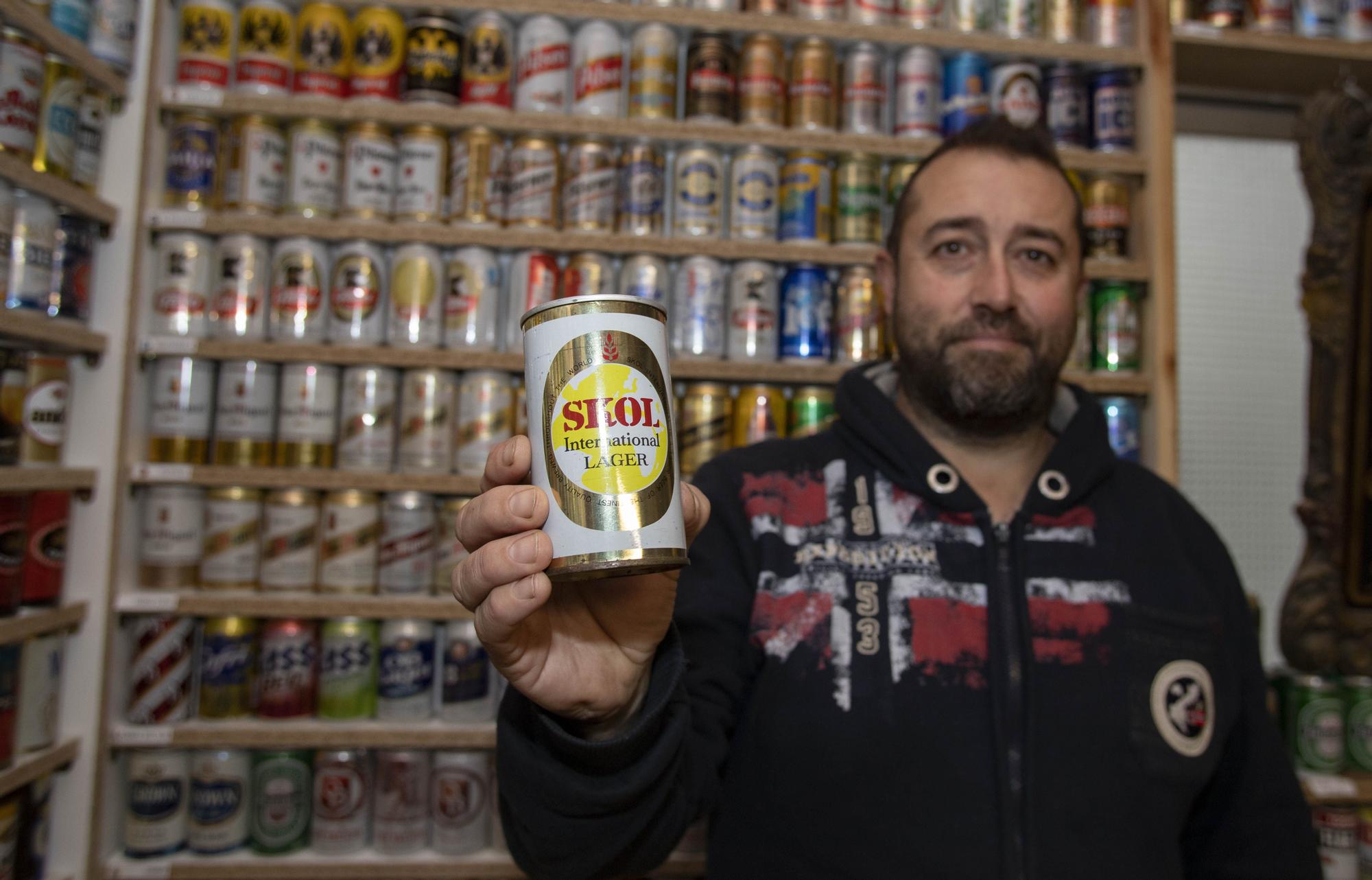 David Fortea atesora en Quesa la mayor colección de latas de cerveza de España